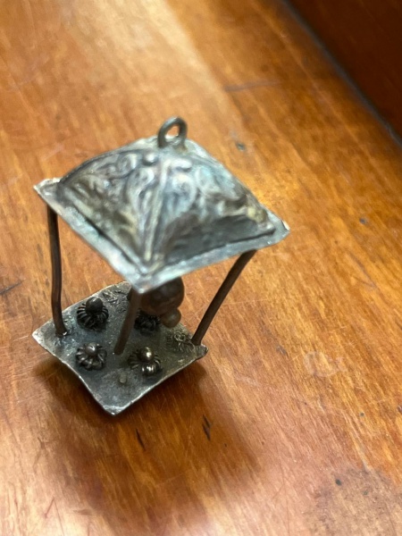 Mini paliteiro antigo em metal espessurado, modelado no formato de um coreto, quiosque ou lanterna suspensa decorativa.