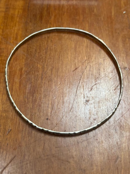 Bracelete rígido de prata de lei.