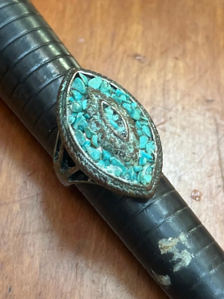 Anel vintage com formato de marquise (navete) apresentando mosaico ou incrustação de lascas de turquesa.