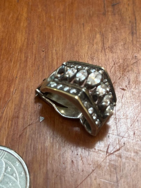 Brinco somente um de pressão vintage, feito em prata ou metal prateado e ricamente cravejado com pedras zircônias.