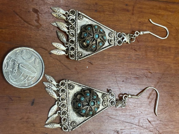 Brincos em Prata de Lei com TurquesaElegante par de brincos confeccionado em prata de lei, com delicado trabalho em contraste e refinados detalhes em pedras de turquesa. O desenho de inspiração étnica