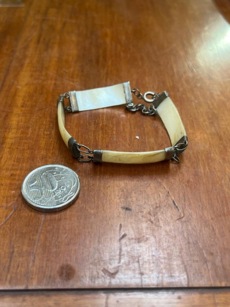 Bracelete estruturado vintage composto por segmentos curvos de madrepérola interligados porguarnições e elos de corrente em prata de lei.
