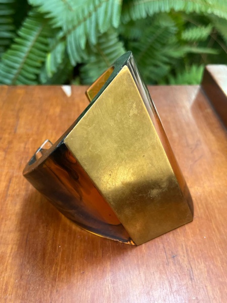 Bracelete vintage de encaixe, feito em acrílico translúcido na cor âmbar (estilo tartaruga) com um detalhe frontal geométrico em bronze.Esse design estruturado e marcante é característico de acessório