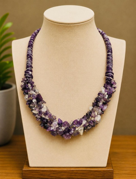Colar artesanal feito com cascalhos de pedra ametista natural. O design destaca-se pelo estilo rústico e étnico, muito comum em biojoias e acessórios de moda boho. Medida: 22 cm de comprimento.
