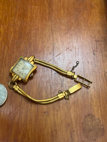 Relógio de pulso feminino vintage de corda manual, característico do estilo Art Déco das décadas de 1940 e 1950.