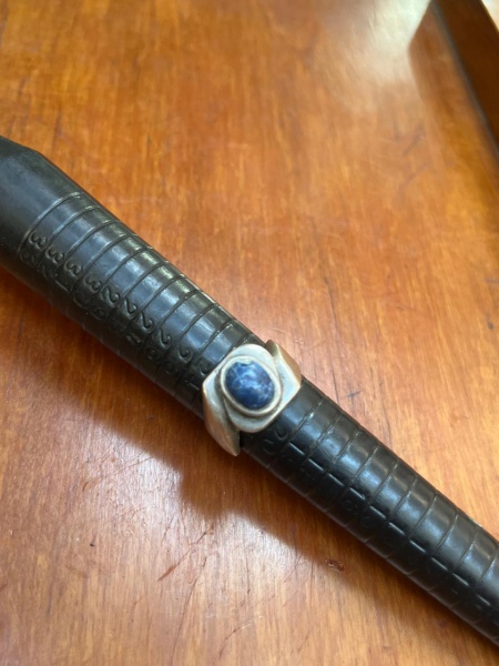 Anel elegante de prata de lei (925) com uma pedra preciosa oval lapidada cabochão lápis-lazúli.