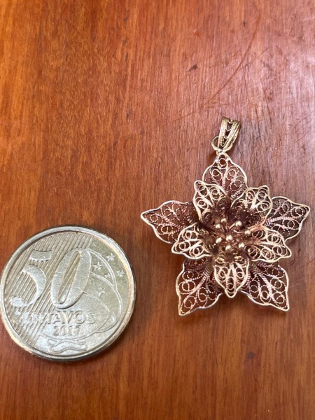 Pingente vintage em formato de flor feito em filigrana, uma técnica artesanal refinada onde delicados fios em prata de lei são entrelaçados para criar um padrão rendado. Peças com esse design tridimen