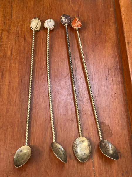 Conjunto de colheres de suco ou drinks antigas (estilo bailarina) feitas em metal prateado e decoradas com pedras naturais brasileiras na ponta dos cabos.