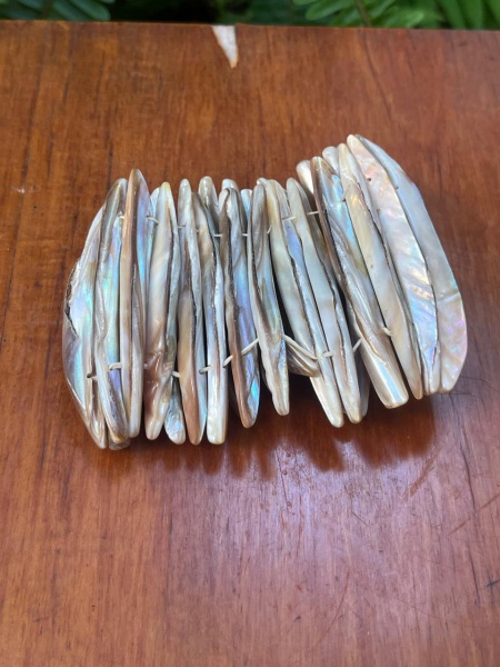 Esta é uma pulseira elástica artesanal feita de madrepérola natural, também conhecida internacionalmente como mother of pearl.
