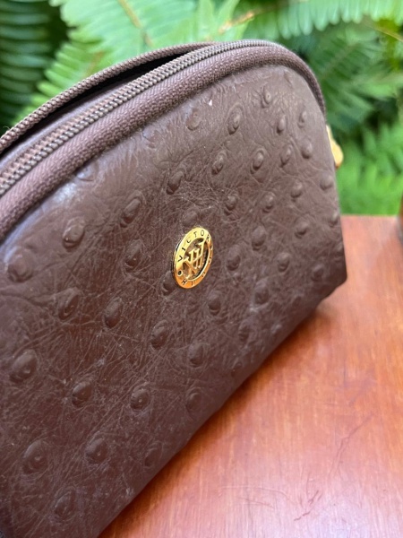 O item na imagem é uma nécessaire ou bolsa de mão da renomada grife brasileira Victor Hugo.