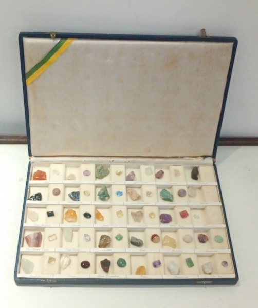 Estojo de coleção de pedras preciosas e semipreciosas do Brasil. Esse tipo de mostruário vintage, muito popular entre as décadas de 1960 e 1980, era frequentemente produzido para turistas ou como peça