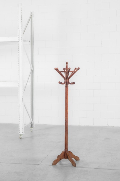 Michael Thonet - Thonart - Antigo cabideiro austríaco. Todo executado em madeira curvada. 46 x 171cm de altura.