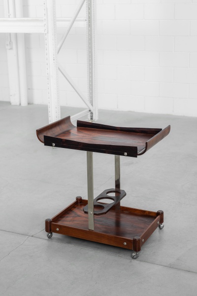 Francesco Scapinelli - Novo Rumo - 1960 - Raro carrinho de bebidas executado em jacarandá maciço e laminado, metal cromado e laminação em fórmica. Já restaurado. 75 x 45 x 75cm de altura.