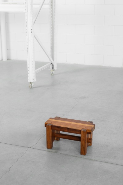 Fernando Mendes - 2004 - Versátil e decorativo banco Jake em freijó. Executado inteiramente em freijó maciço. Selado. 48 x 25 x 25cm de altura.