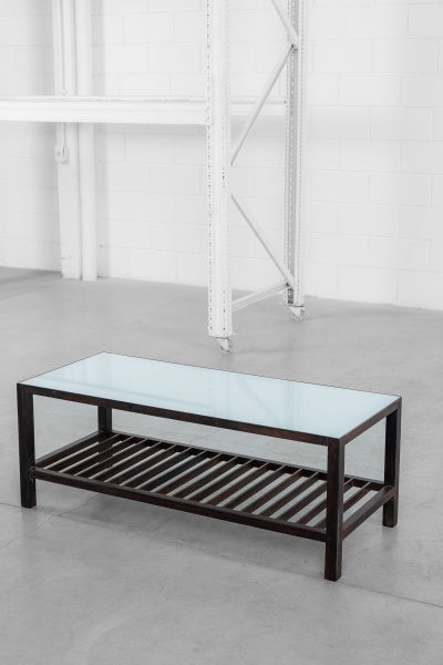 Grande mesa de centro da década de 60 em jacarandá. Com estrutura em linhas retas executada em jacarandá maciço e tampo de vidro pintado. Com plaquinha de patrimônio. 120 x 50 x 45cm de altura.