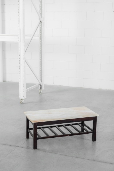 Mesa de centro da década de 60 com estrutura em madeira nobre e tampo de mármore. 90 x 44 x 37cm de altura.