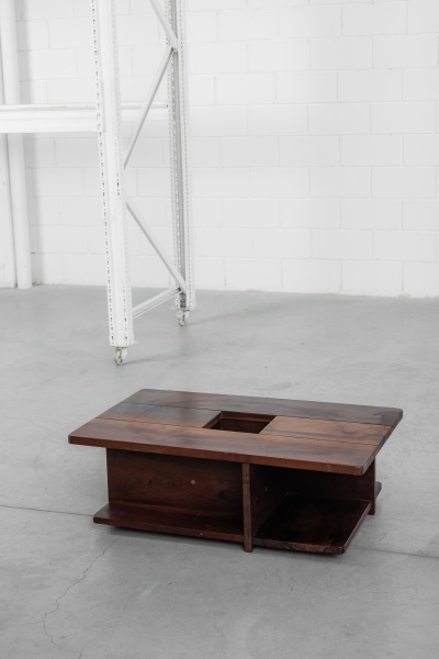 Casa Finland - 1970 - Grande mesa de centro toda em madeira nobre (Gonçalo Alves). 100 x 60 x 33cm de altura.