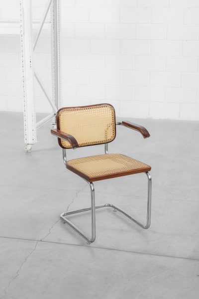 Marcel Breuer - Forma - Antiga cadeira Cesca de braços. Estrutura em metal tubular cromado, assento e encosto em madeira nobre e palhinha. Já reformada. 59 x 51 x 80cm de altura.