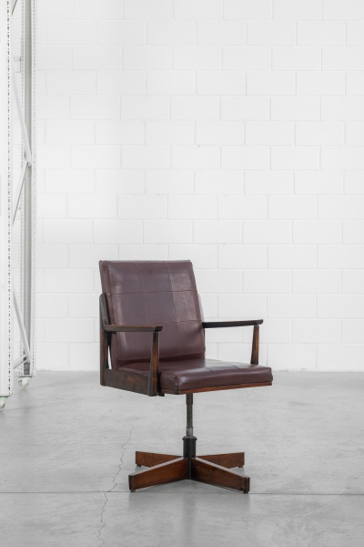 Móveis Gobbi - 1960 - Cadeira de escritório em jacarandá. Estrutura em jacarandá maciço com assento e encosto em couro natural. Com plaquinha de patrimônio. 56 x 60 x 94cm de altura.