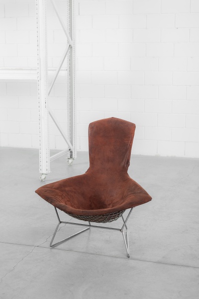 Harry Bertoia - Forma - 1970 - Poltrona Bird. Poltrona com estrutura em metal aramado, com assento em formato de concha revestido de espuma com estofamento em tecido ainda original de época. 98 x 94 x