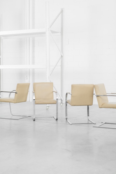 Ludwig Mies Van Der Rohe - Forma - Conjunto com 4 antigas cadeiras BRNO. Estrutura em metal cromado e estofadas em couro (apresenta sujidades). 56 x 68 x 83cm de altura.