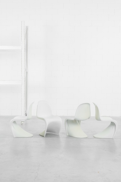 Verner Panton - Knoll international - 1970 - Conjunto com 4 cadeiras Panton. 49 x 52 x 84cm de altura.