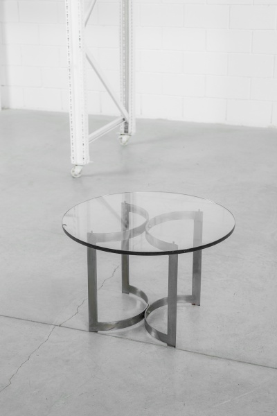 Autor desconhecido - 1970 - Mesa lateral em metal cromado e vidro (vidro apresenta pequena ostra na borda). 70 x 46cm de altura.