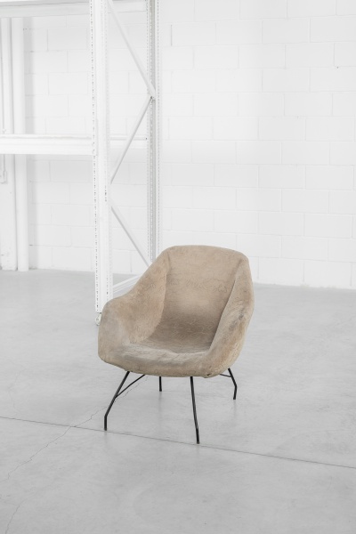 Carlo Hauner & Martin Eisler - Forma - 1950 - Poltrona concha. Estrutura em ferro pintado revestido de espuma com estofamento em tecido estampado ainda original de época (apresenta manchas e desgastes