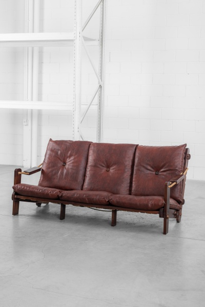 Casa Finland - 1970 - Confortabilíssimo sofá em madeira nobre (Gonçalo Alves) e almofadas em couro, com detalhes em corda, com ajustes de inclinação do encosto. Em perfeito estado. 192 x 111 x 96cm de