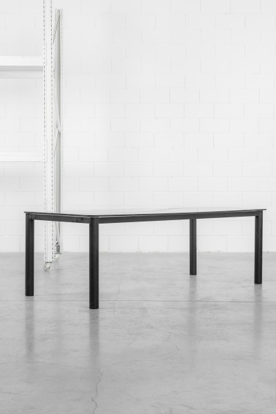 Geraldo de Barros - Hobjeto - 1970 - Grande mesa de jantar ou reuniões em metal tubular pintado e tampo de vidro. 220 x 100 x 74cm de altura.