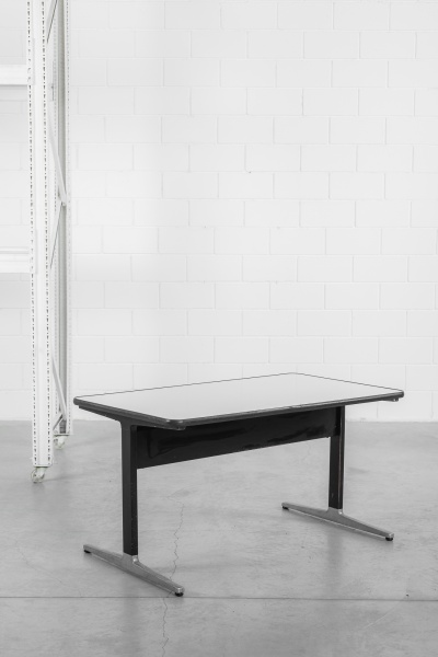Charles e Ray Eames - Herman Miller - 1950 - Selada escrivaninha em alumínio, ferro pintado e fórmica branca, com gaveta. 136 x 80 x 72cm de altura.