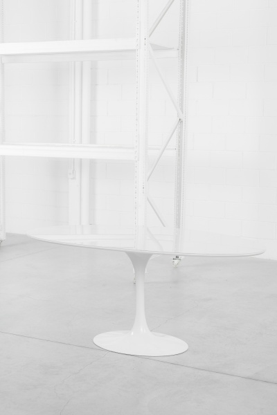 Eero Saarinen - Forma SA sob licença da Knoll International - 1970 - Mesa de jantar. Base em alumínio pintado (pintura automotiva refeita) e tampo em madeira pintada encimada com tampo de vidro 10mm.