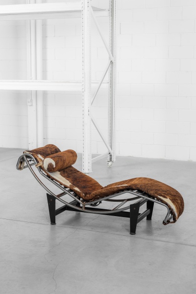 Le Corbusier - Made in Italy - 1970 - Chaise longue LC4, base em aço pintado, armação da espreguiçadeira em metal tubular cromado (com pontos de oxidação), tiras em fitas elásticas, almofada inteiriça