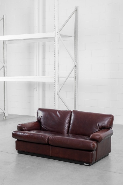 Vico Magistretti - Probjeto - 1970 - Sofá de dois lugares modelo 928, em couro natural. Catalogado. Com plaquinhas de patrimônio. Em perfeito estado. 163 x 85 x 73cm de altura.