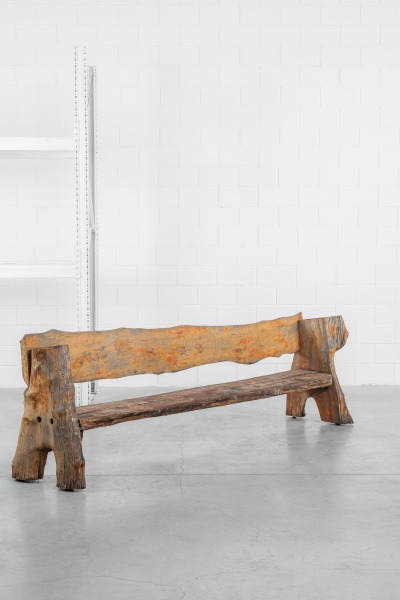 Autor desconhecido - Antigo e grande banco rústico esculpido em troncos de árvores. 313 x 63 x 92cm de altura.