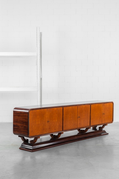 Selado e imenso buffet art deco executada em madeira com laminação em rádica e folha de jacarandá. Contendo 6 portas com gavetas e prateleiras internas. Já restaurado. 320 x 51 x 94cm de altura.