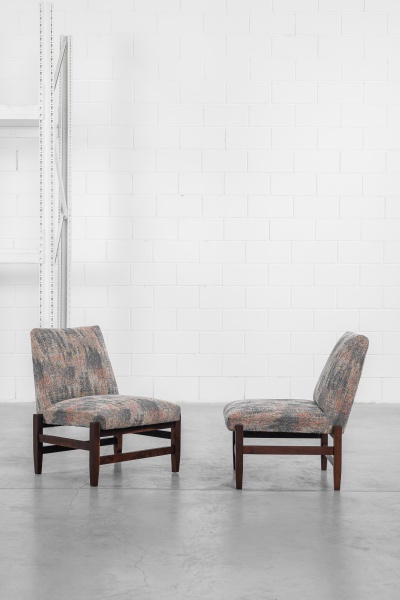 Liceu de Artes e Ofícios - 1950 - Par de poltronas. Estrutura toda executada em madeira nobre com assentos e encostos em madeira nobre revestidos de espuma e estofados em tecido estampado. 61 x 84 x 7