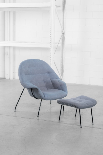 Moderna e confortável poltrona e banqueta Womb Chair de Eero Saarinen em metal e tecido. Ótimo estado. Poltrona com 102 x 89 x 100cm de altura e banqueta com 63 x 52 x 41cm de altura.