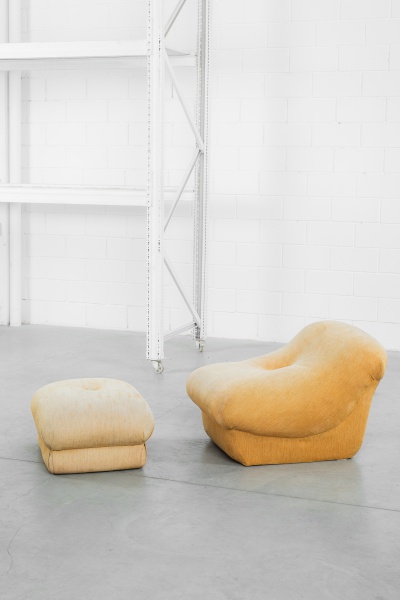 Autor desconhecido - 1970 - Conjunto composto por poltrona e banqueta em madeira revestida de espuma com estofamento em chenile (apresenta manchas). Poltrona com 75x 95 x 65cm de altura e banqueta com