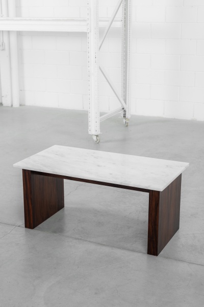 Celina Zilberberg - 1960 - Grande mesa de centro em jacarandá e tampo de mármore. Já restaurada. 105 x 55 x 46cm de altura.