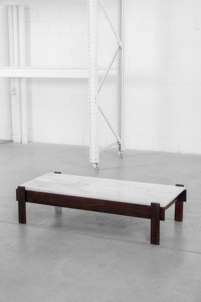 Autor desconhecido - 1960 - Grande mesa de centro em madeira nobre e tampo de mármore. 140 x 66 x 35cm de altura.