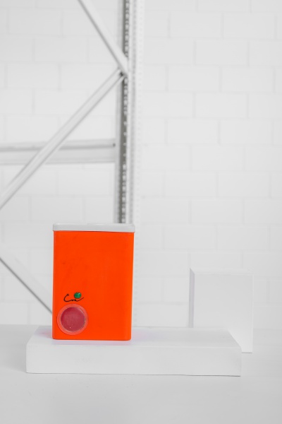 Jorge Zalszupin - EVA - 1970 - Porta mantimentos em plástico laranja. 16 x 13 x 22cm de altura.