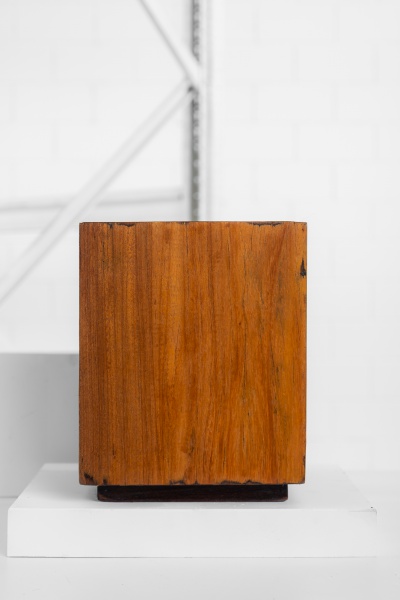 Móveis Cantu - Pequena lixeira da década de 60 em freijó. 25 x 24 x 31cm de altura.