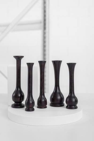 Conjunto com 5 solifleurs em madeira nobre torneada. Maior com 05 x 19cm de altura e menor com 03 x 16cm de altura.