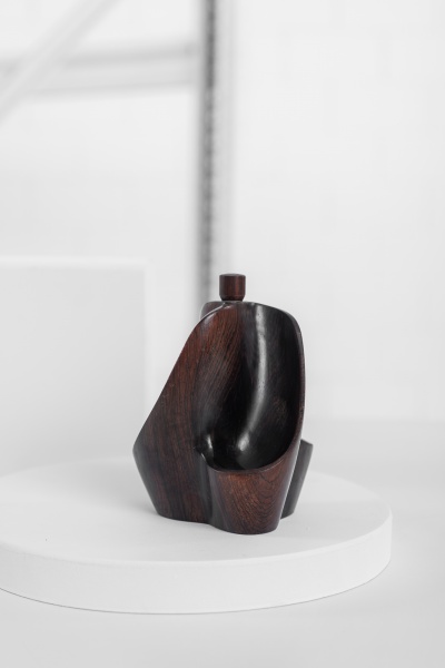 Jean Gillon - WoodArt - 1960 - Selado e grande porta cachimbos esculpido em lindo jacarandá maciço, para 3 cachimbos. Completo. 12 x 11 x 15cm de altura.