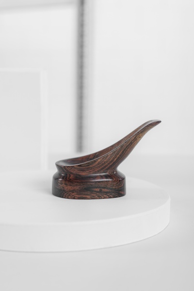 Jean Gillon - WoodArt - Selado porta cachimbo esculpido em jacarandá maciço, modelo para 1 cachimbo. 13 x 06 x 08cm de altura.