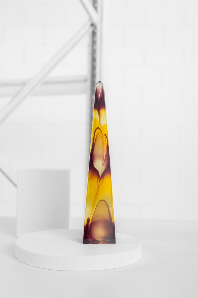 Abraham Palatnik - 1970 - Rara e grande escultura confeccionada em resina de poliéster representando obelisco. Perfeito estado. 07 x 35cm de altura.