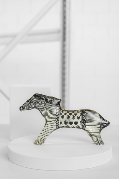 Abraham Palatnik - 1970 - Escultura confeccionada em resina de poliéster representando zebra. Perfeito estado. 25 x 14cm de altura.