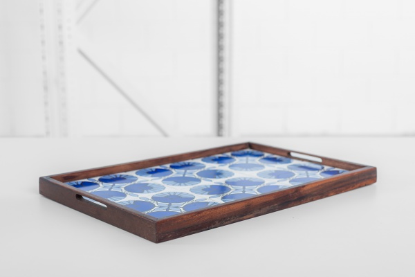 Bandeja da década de 60 em jacarandá e azulejos portugueses. 47 x 32 x 03cm de altura.