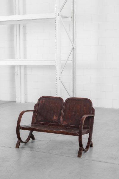 Walter Gerdau - Móveis Gerdau - 1950 - Selado banco/namoradeira com estrutura executada em madeira curvada, assento e encosto em madeira laminada. 110 x 52 x 76cm de altura.